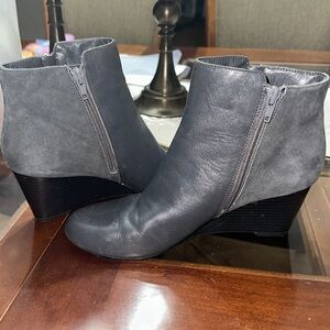 Issac Mizrahi gray suede & leather short wedge boots with gold zipper detail